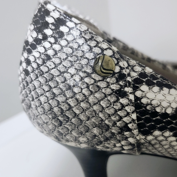 Life Stride Snakeskin Patterned Women's Heels - Picture 5 of 10